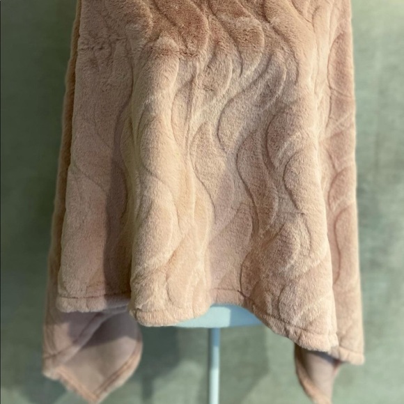 Pink Faux Fur Poncho NWOT - Picture 2 of 4